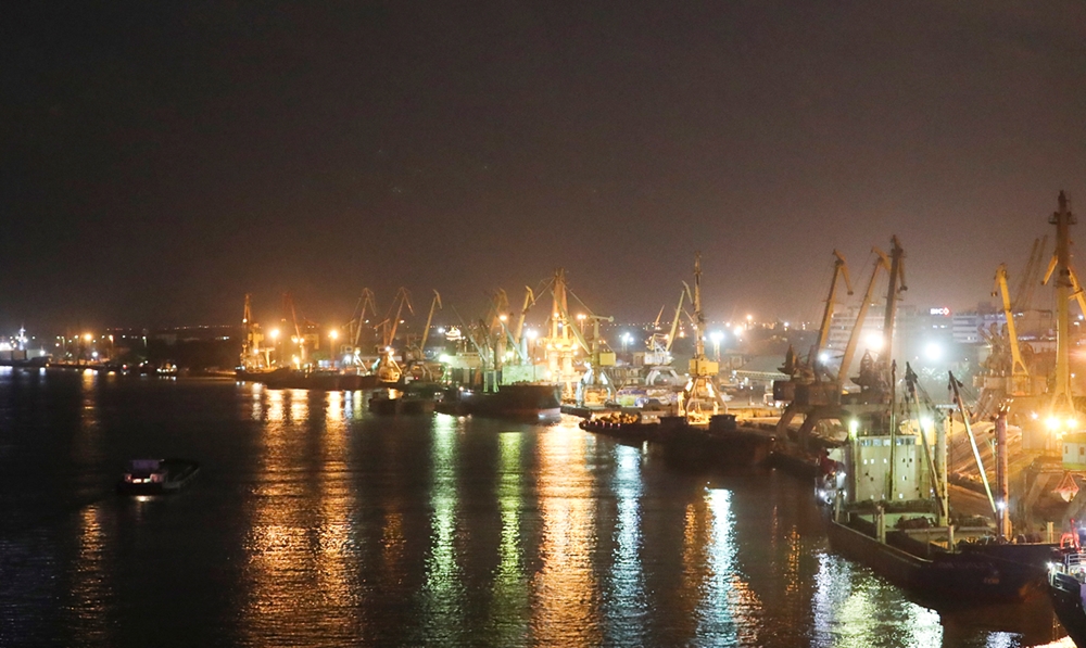 Thành phố lung linh sắc màu về đêm.